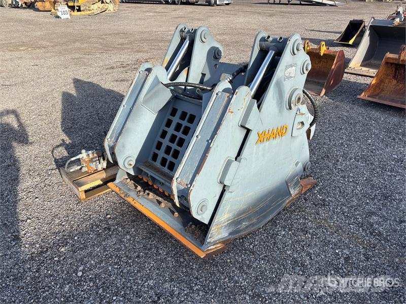 XHAND 44 in Hydraulic Tilting Excavator Bucket - F Kanalak