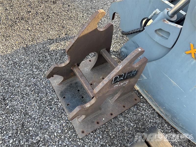 XHAND 44 in Hydraulic Tilting Excavator Bucket - F Kanalak