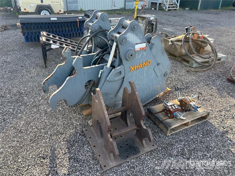 XHAND 44 in Hydraulic Tilting Excavator Bucket - F Kanalak