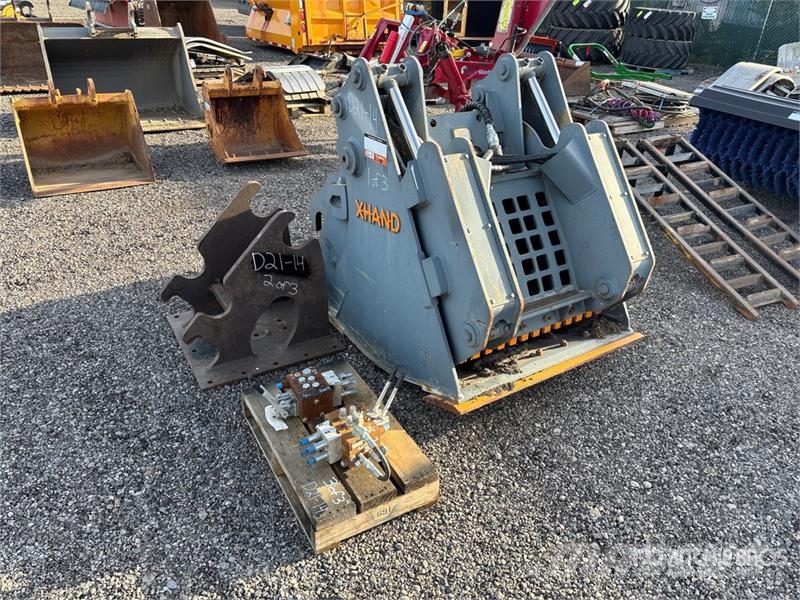 XHAND 44 in Hydraulic Tilting Excavator Bucket - F Kanalak