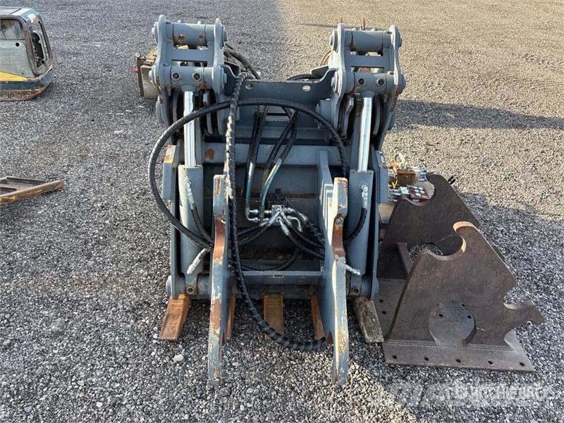 XHAND 44 in Hydraulic Tilting Excavator Bucket - F Kanalak