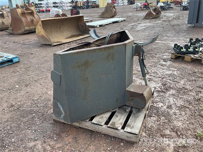 56 in Concrete Placement Skid Steer Bucket دلاء