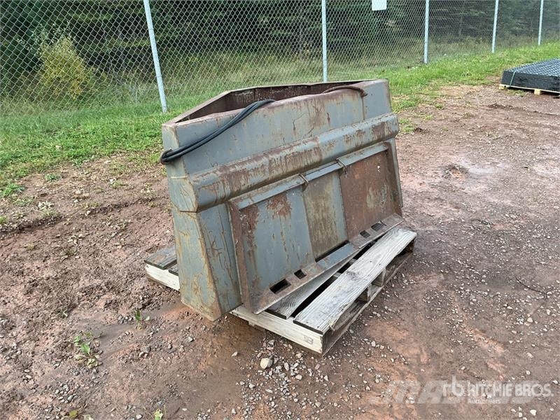 56 in Concrete Placement Skid Steer Bucket دلاء