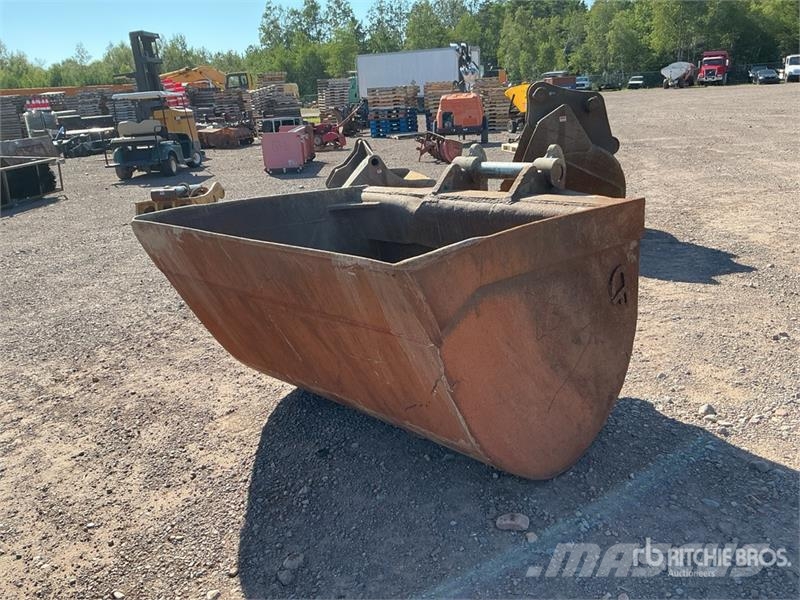 62 in Q/C Cleanup Excavator Bucket - Fits Cat 320 挖斗