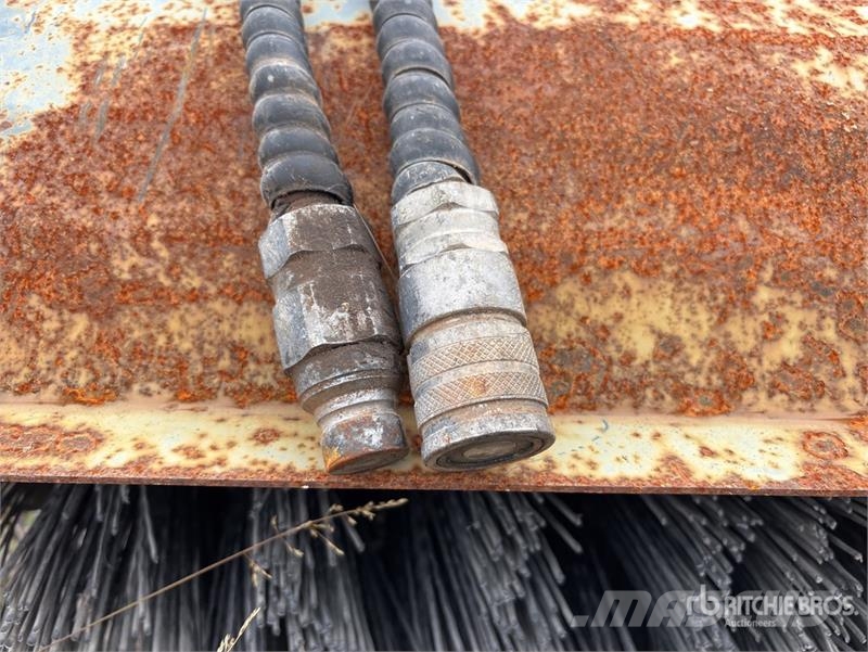 72 in Angle Skid Steer Broom Harjad