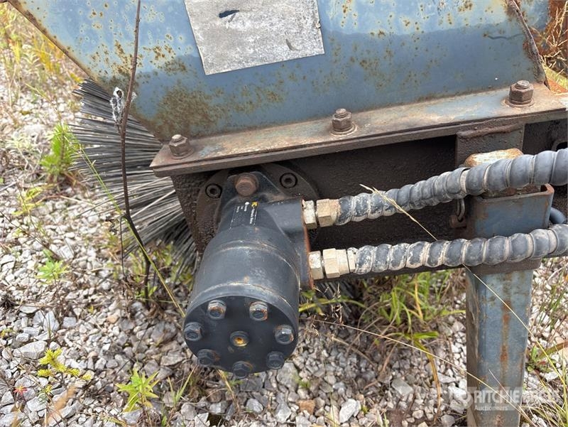 72 in Angle Skid Steer Broom Harjad