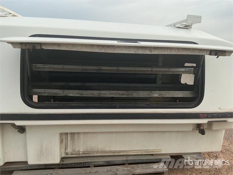 8 ft 6 in Truck Cap Vezetőfülke és belső tartozékok