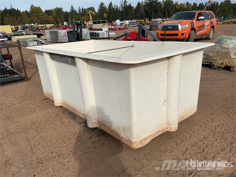  8 ft x 4 ft Fiberglass Tub Drugi deli