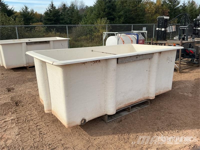  8 ft x 4 ft Fiberglass Tub Drugi deli