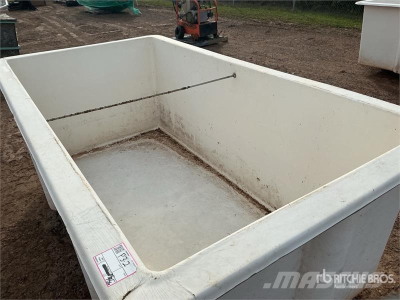  8 ft x 4 ft Fiberglass Tub Drugi deli