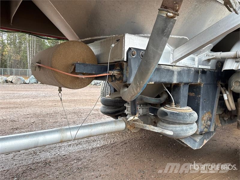Bedard Quad/A Pneumatic Bulk Trailer Andre hengere
