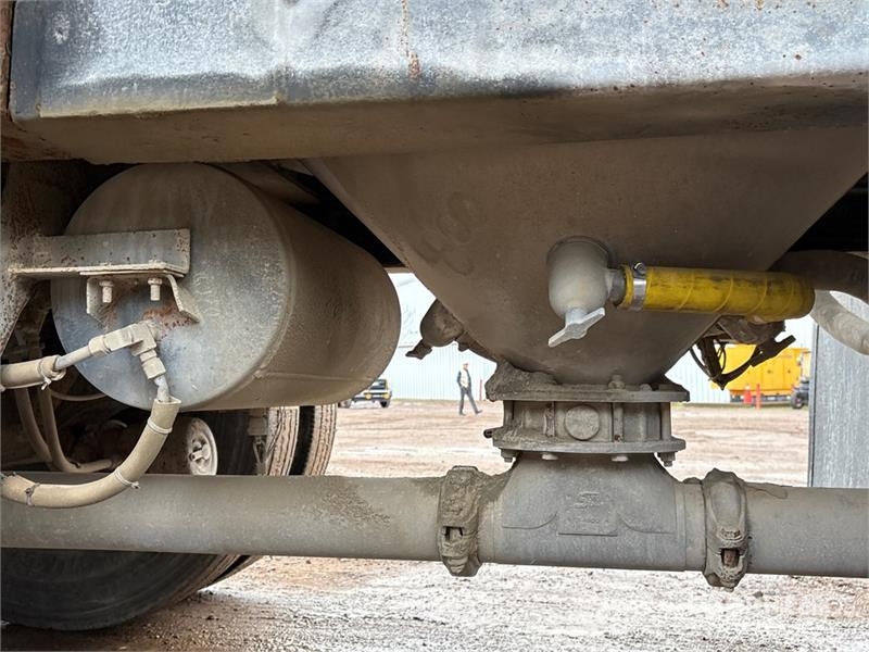 Bedard Quad/A Pneumatic Bulk Trailer Andre hengere
