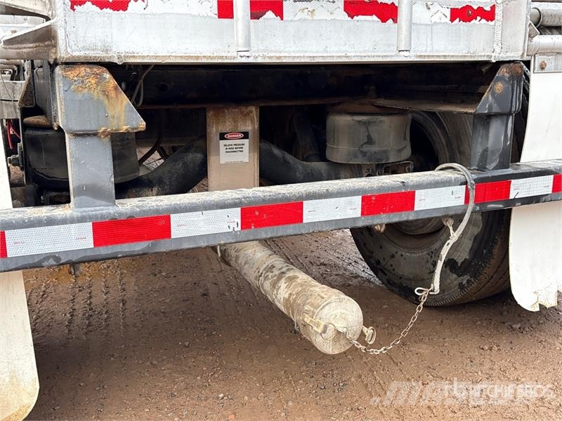 Bedard Quad/A Pneumatic Bulk Trailer Andre hengere