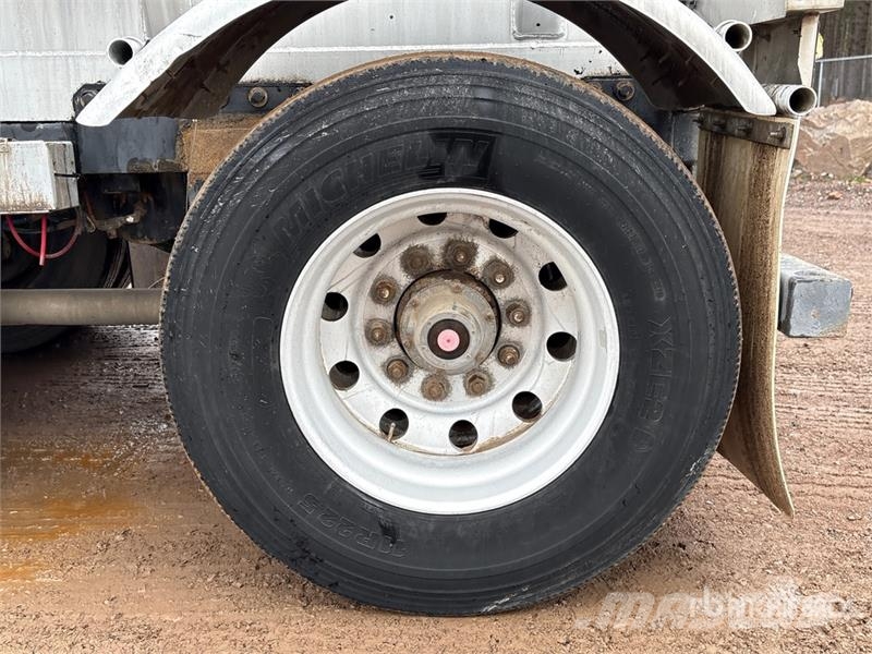 Bedard Quad/A Pneumatic Bulk Trailer Andre hengere