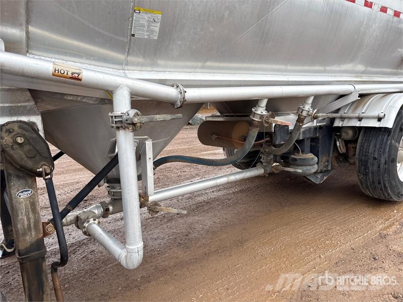 Bedard Quad/A Pneumatic Bulk Trailer Andre hengere