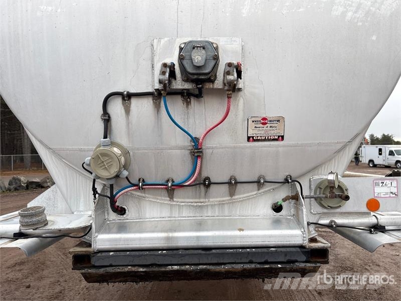 Bedard Quad/A Pneumatic Bulk Trailer Andre hengere