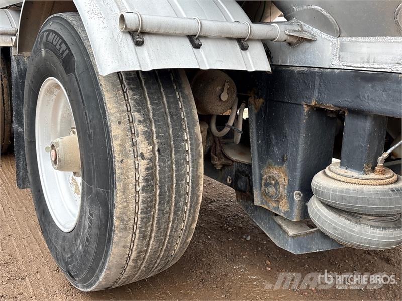 Bedard Quad/A Pneumatic Bulk Trailer Andre hengere