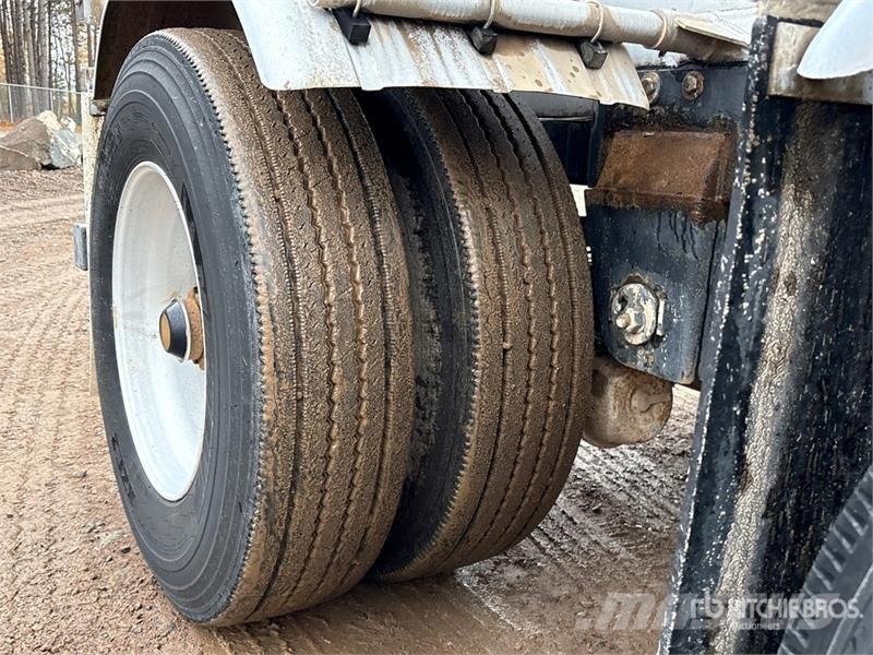 Bedard Quad/A Pneumatic Bulk Trailer Andre hengere
