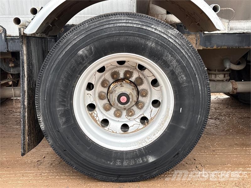 Bedard Quad/A Pneumatic Bulk Trailer Andre hengere
