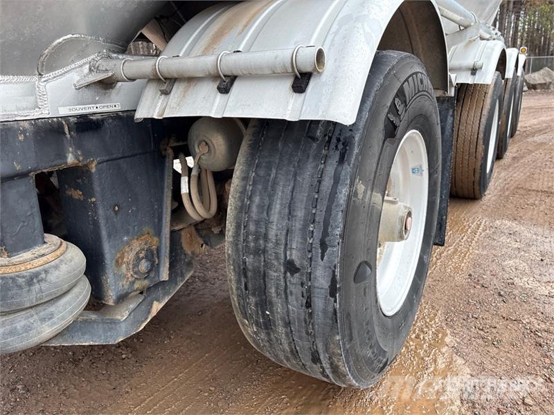 Bedard Quad/A Pneumatic Bulk Trailer Andre hengere