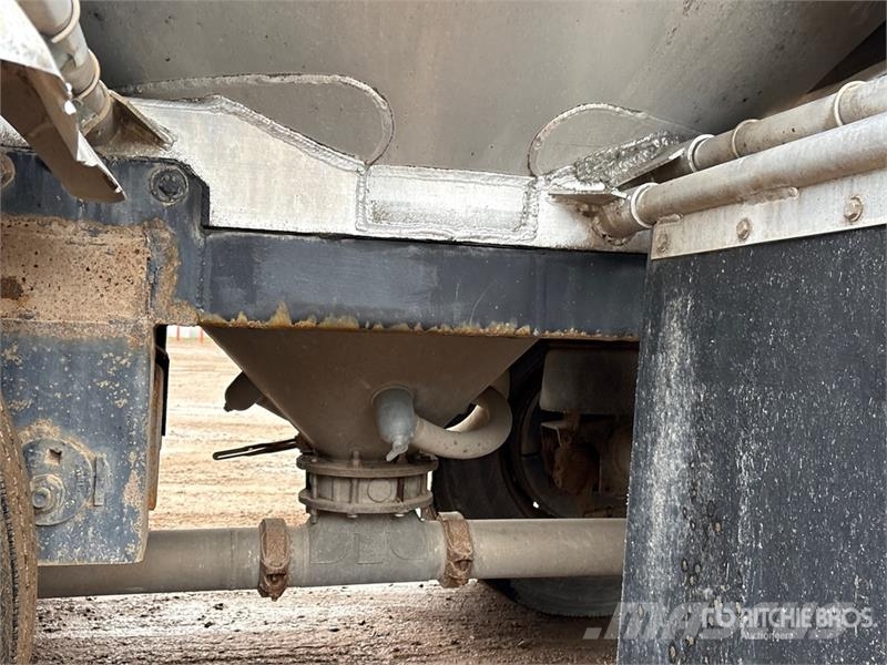 Bedard Quad/A Pneumatic Bulk Trailer Andre hengere