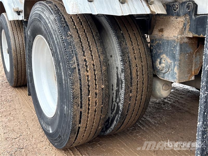 Bedard Quad/A Pneumatic Bulk Trailer Andre hengere