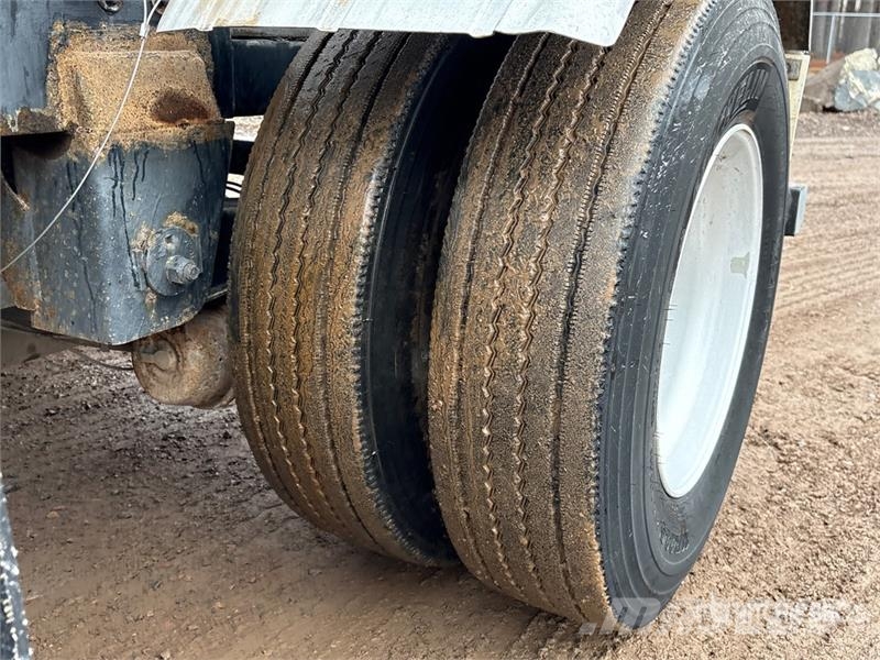 Bedard Quad/A Pneumatic Bulk Trailer Andre hengere
