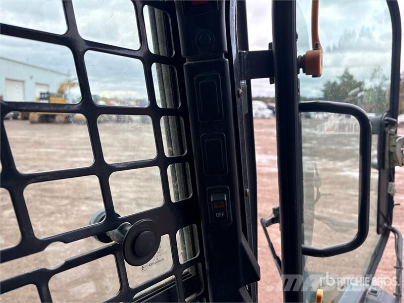 Bobcat T630 スキッドステアローダー