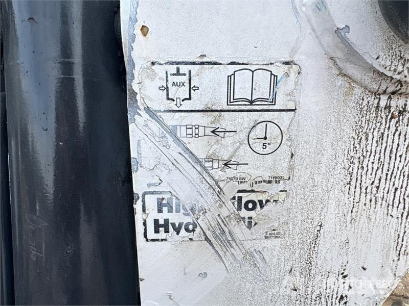 Bobcat T630 スキッドステアローダー