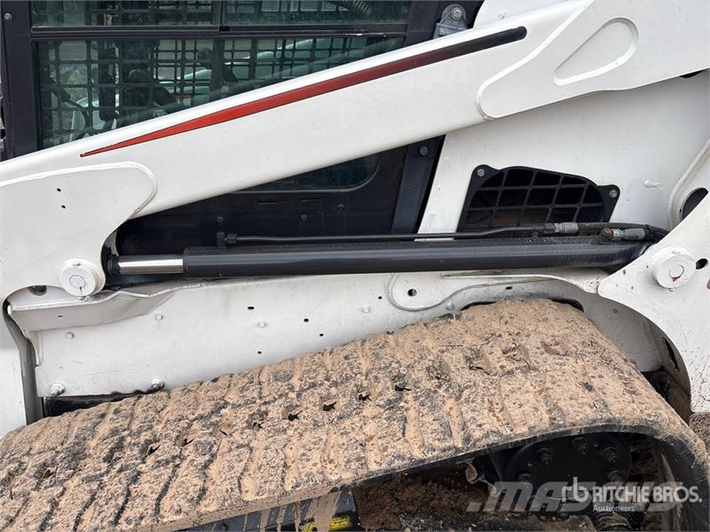 Bobcat T630 スキッドステアローダー