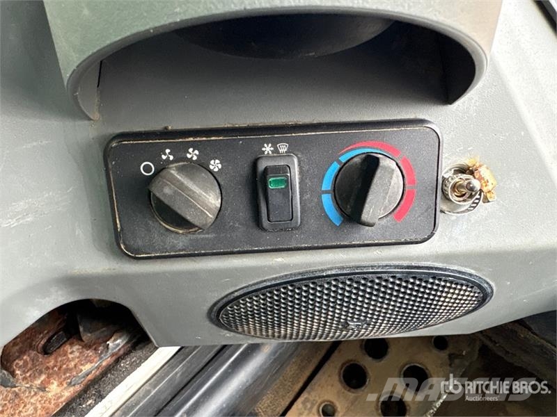 Bobcat T630 スキッドステアローダー