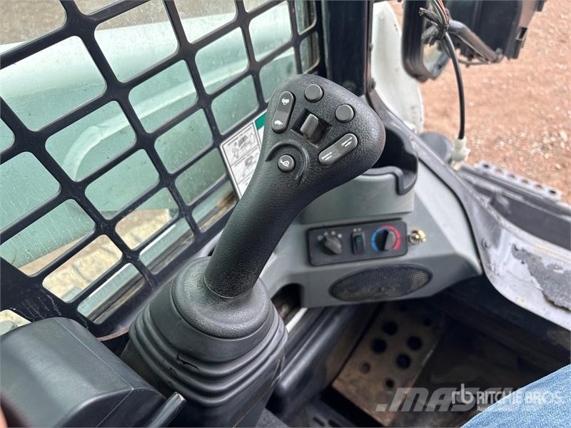 Bobcat T630 スキッドステアローダー