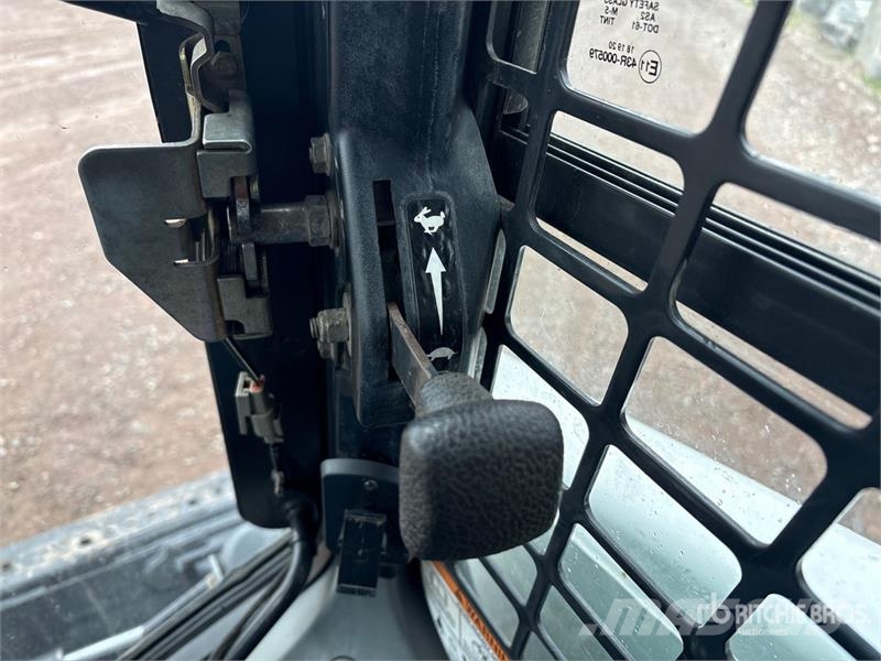 Bobcat T630 スキッドステアローダー