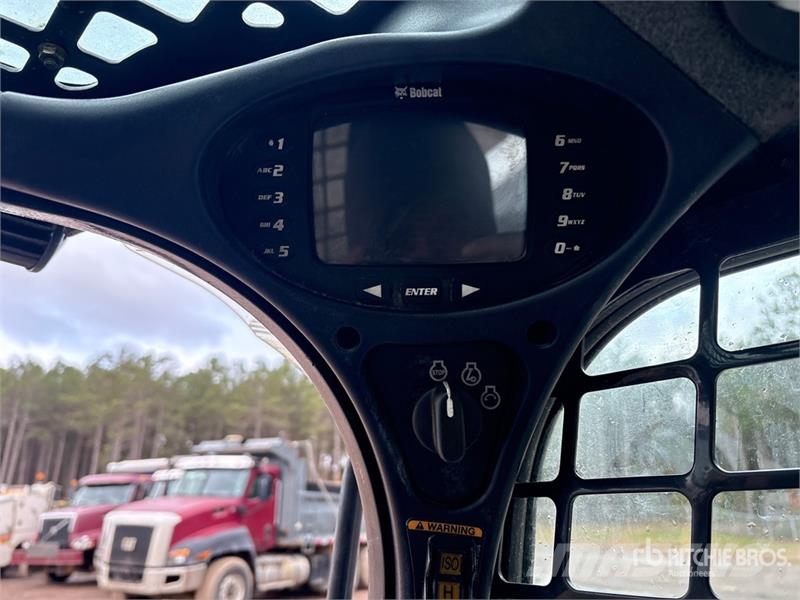 Bobcat T630 スキッドステアローダー