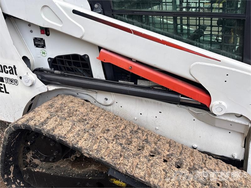 Bobcat T630 スキッドステアローダー