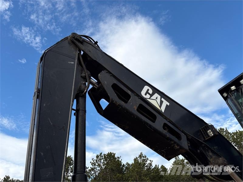 CAT 320D FM Tracked Log Loader لوادر بذراع مفصلي