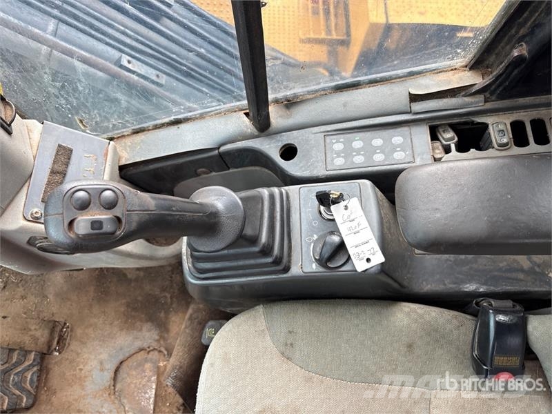 CAT 320D FM Tracked Log Loader لوادر بذراع مفصلي