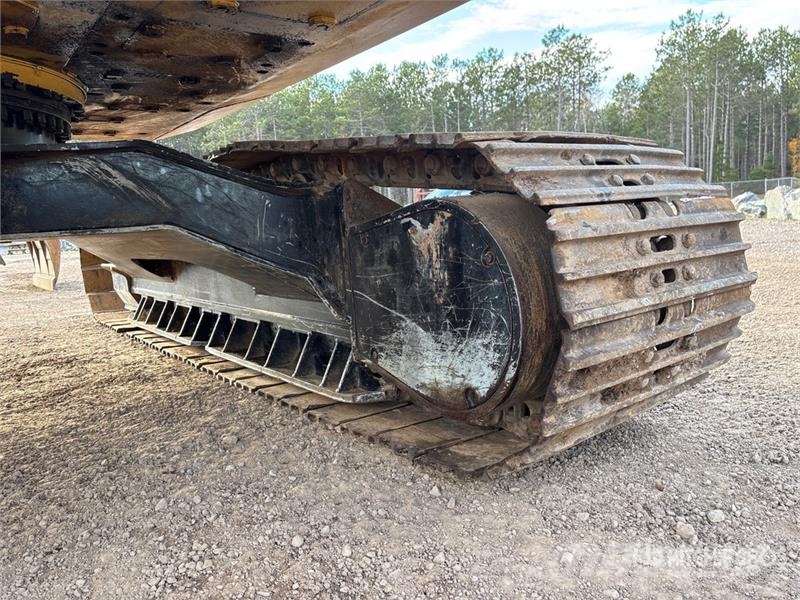 CAT 320D FM Tracked Log Loader لوادر بذراع مفصلي