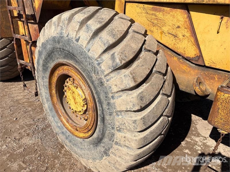 CAT 966D Kolesni nakladalci