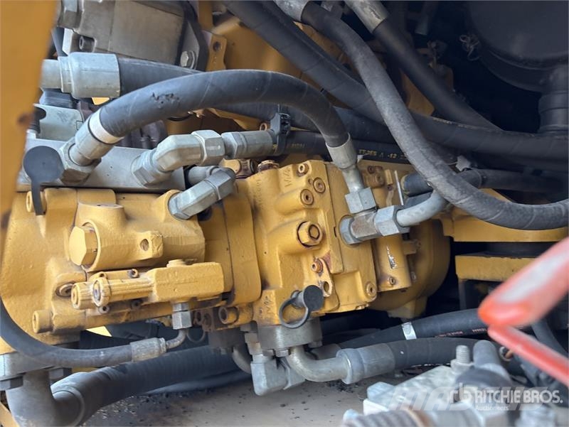 CAT AP-1055D Asfalta klājēji
