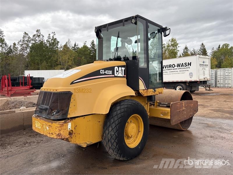 CAT CS433E Smooth Drum Compactor Compactoare monocilindrice