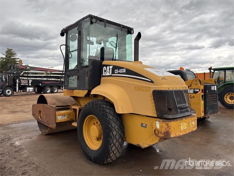 CAT CS433E Smooth Drum Compactor Compactoare monocilindrice