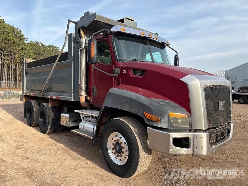 CAT CT660S Bañeras basculantes usadas