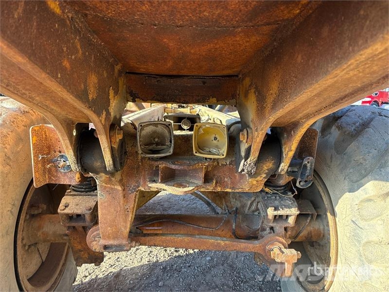 CAT D250E Зчленовані самоскиди