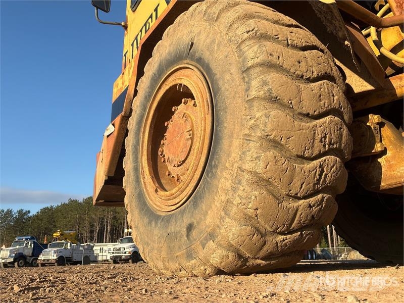 CAT D250E Зчленовані самоскиди