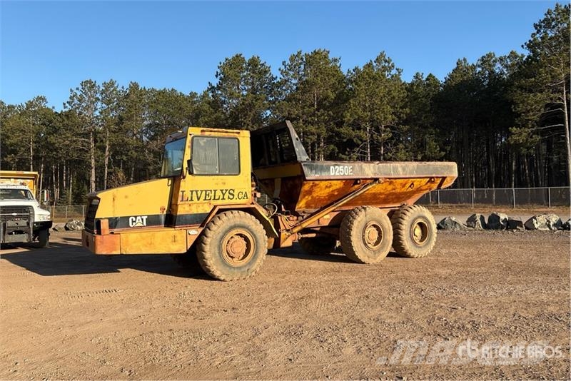 CAT D250E Зчленовані самоскиди