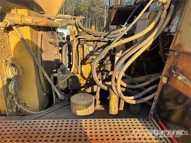 CAT D250E Зчленовані самоскиди