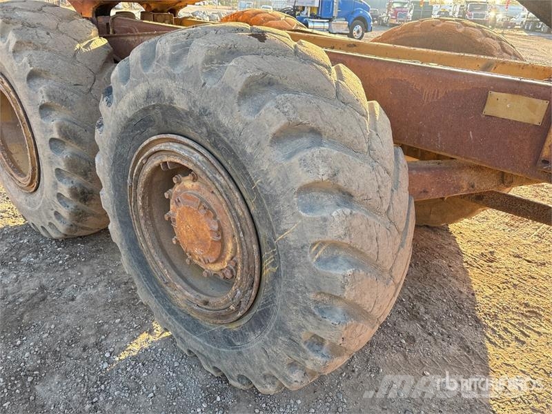 CAT D250E Зчленовані самоскиди