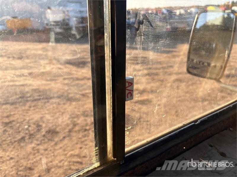 CAT D250E Зчленовані самоскиди
