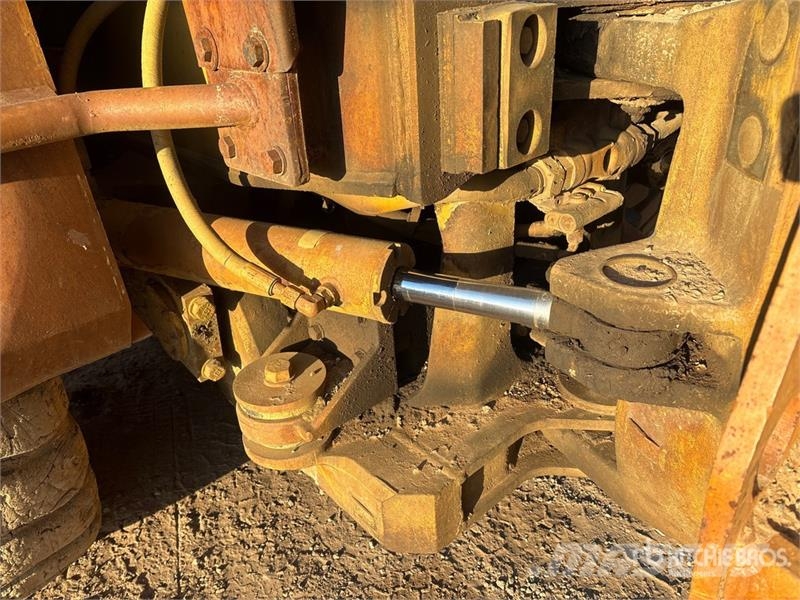 CAT D250E Зчленовані самоскиди